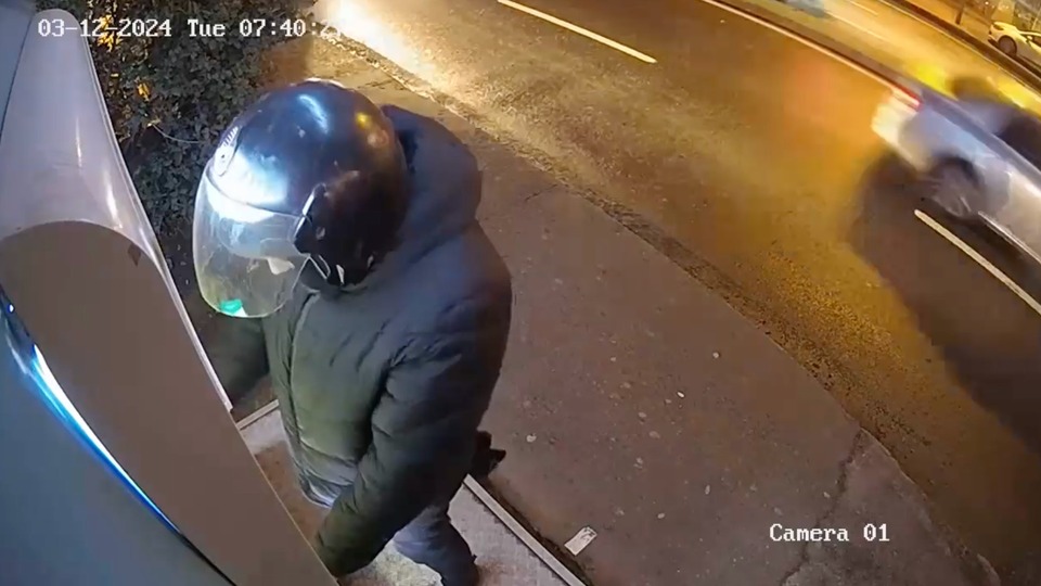 Kask taktı, tornavidayla ATM’lere dadandı!