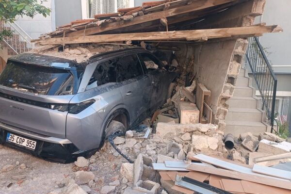 İzmir’de kömürlüğe giren otomobildeki karı k... İzmir’de kömürlüğe giren otomobildeki karı k...