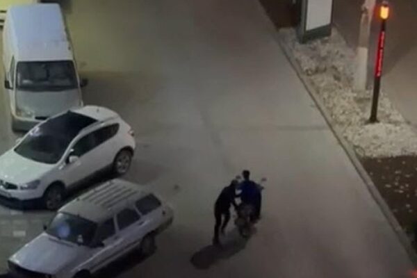 Park halindeki motosikleti çalan 3 çocuk yakalandı Park halindeki motosikleti çalan 3 çocuk yakalandı