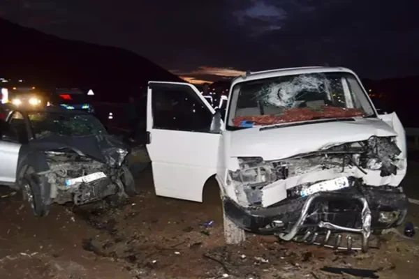 Minibüs ile otomobil kafa kafaya çarpıştı: 2’i ağı...