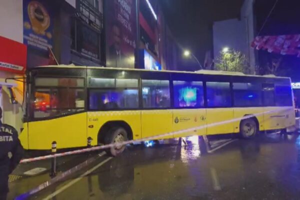 İETT otobüsü binaya çarptı: 6 yaralı İETT otobüsü binaya çarptı: 6 yaralı