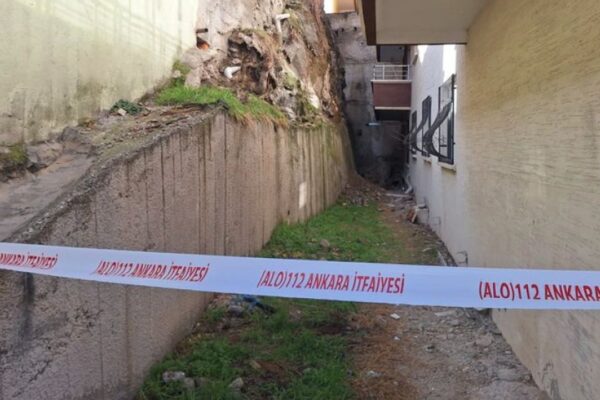 Toprak kayması… İki bina tahliye edildi! Toprak kayması… İki bina tahliye edildi!
