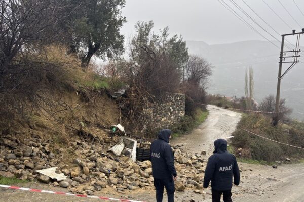 Tilki nöbetinde acı son… Bahçe duvarının alt... Tilki nöbetinde acı son… Bahçe duvarının alt...