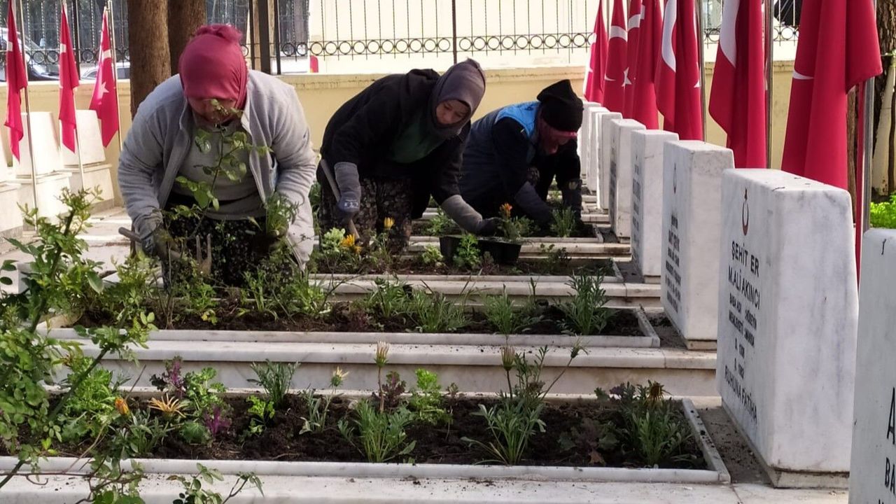 Manisa Büyükşehir Belediyesi şehitlikleri 18 Mart’a hazırladı