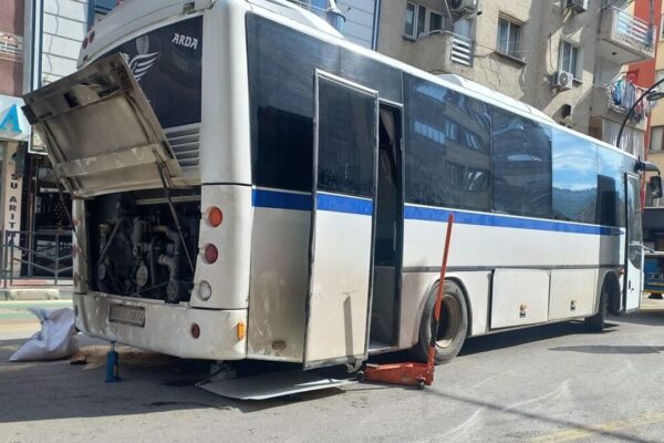 Tamir etmeye çalıştığı otobüsün altında kaldı: Ust... Tamir etmeye çalıştığı otobüsün altında kaldı: Ust...