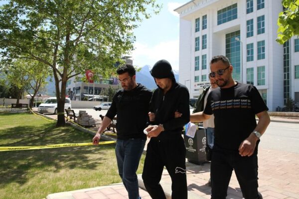 Tartıştığını arkadaşını bıçakla öldürmüştü… ...