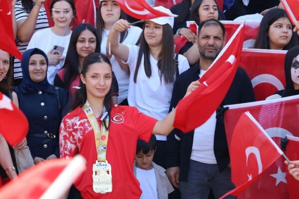 Avrupa Şampiyonu Nehir’e Turgutlu’da coşkulu karşı...