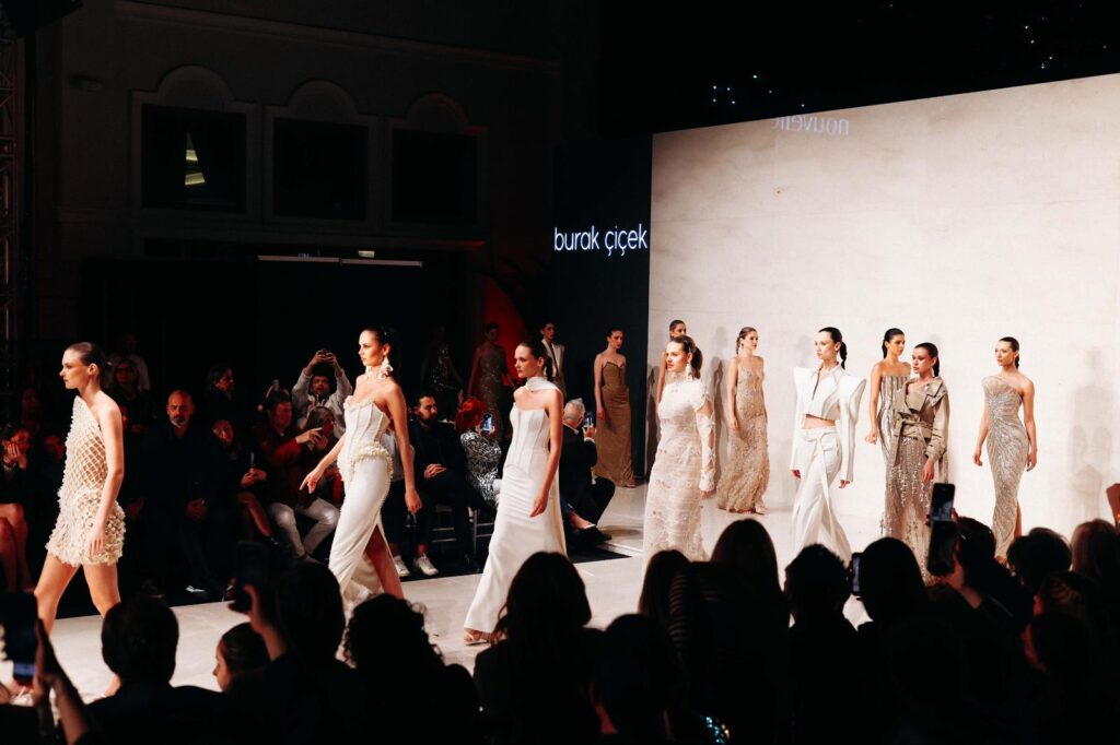RUNWAY FASHION İZMİRTÜRK MODA SEKTÖRÜNE UN GÖRKEML...