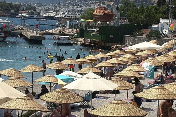 Bodrum sahillerine tatilci akını!