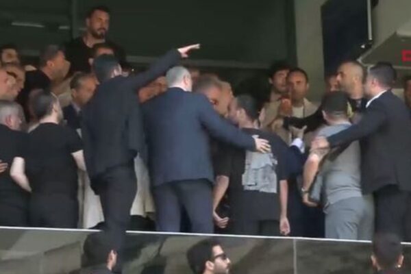 Fenerbahçe genel kurulunda gerginlik! Fenerbahçe genel kurulunda gerginlik!