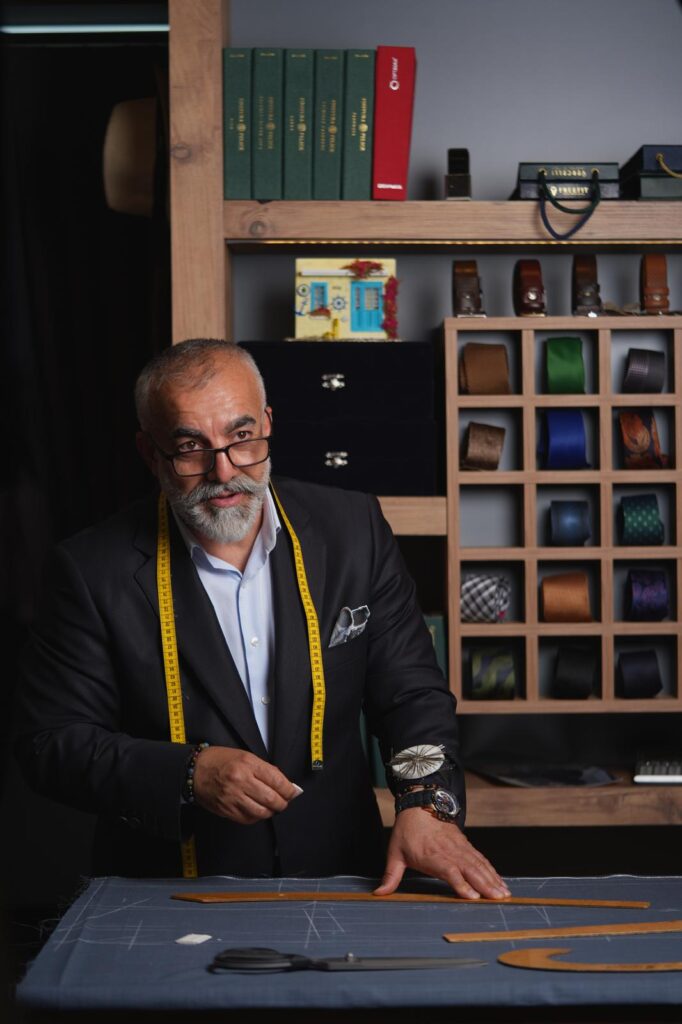 Ölçü, Kumaş ve Ustalık: Volkan Köse’nin Terz... Ölçü, Kumaş ve Ustalık: Volkan Köse’nin Terz...