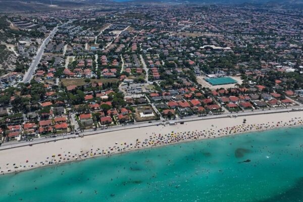 Çeşme’de plajlar doldu: Tatilciler serinliği...