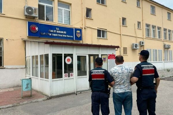 Uşak’ta çeşitli suçlardan aranan 63 kişi yak... Uşak’ta çeşitli suçlardan aranan 63 kişi yak...