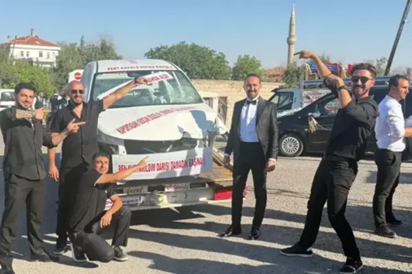 Düğünde arkadaşları, damada hurda otomobil hediye etti