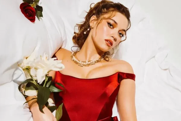 Afra Saraçoğlu havalimanında gözaltına alındı